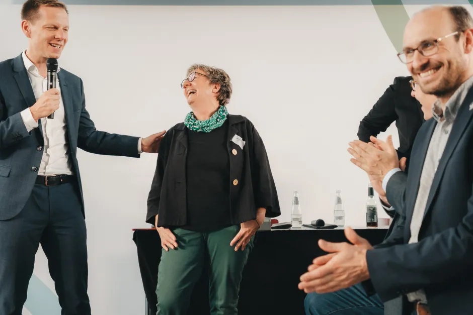 Kai Niebert, Ute Dicks und Jan Peters auf der Bühne